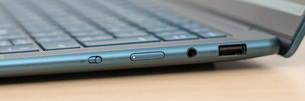 Yoga Slim 7 Gen 10(14型 AMD)の側面の写真