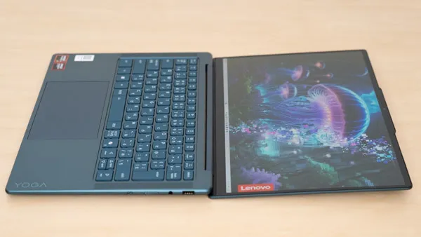 Yoga Slim 7 Gen 10(14型 AMD)のヒンジを最大まで開いたときの写真