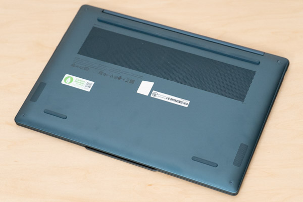 Yoga Slim 7 Gen 10(14型 AMD)の底面写真