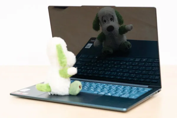 Yoga Slim 7 Gen 10(14型 AMD)の映り込み