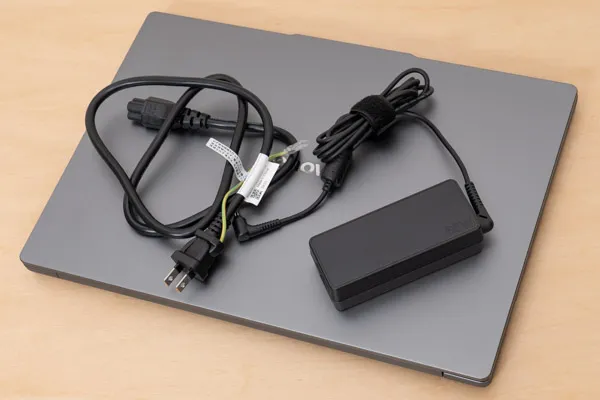 Lenovo IdeaPad Slim 3 Gen 10 (15.3型 AMD)のACアダプターとACケーブルの写真