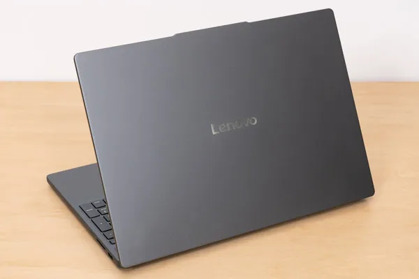 Lenovo IdeaPad Slim 3 Gen 10 (15.3型 AMD)の天板写真