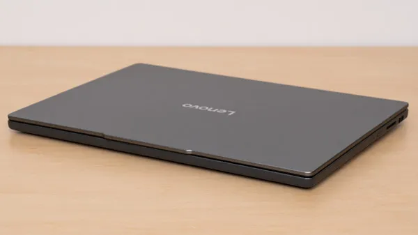 Lenovo IdeaPad Slim 3 Gen 10 (15.3型 AMD)の薄さの写真その2