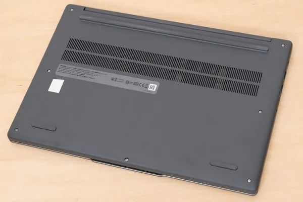 Lenovo IdeaPad Slim 3 Gen 10 (15.3型 AMD)の底面写真