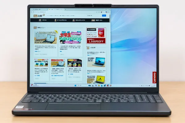 ディスプレイにブラウザを表示させている画像