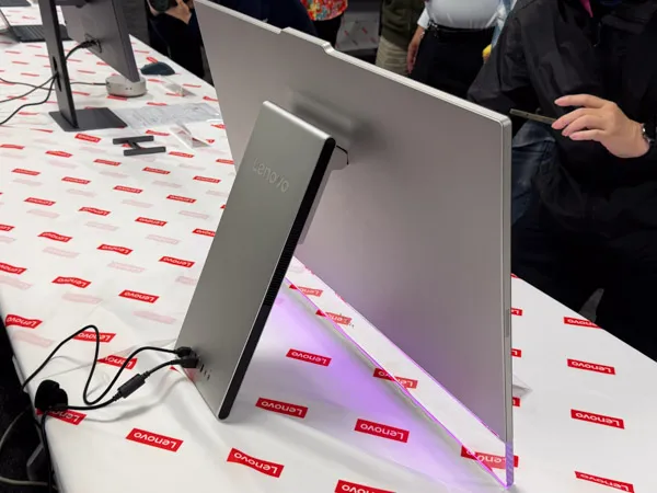 Yoga AIO i Gen 11 Aura Editionの背面