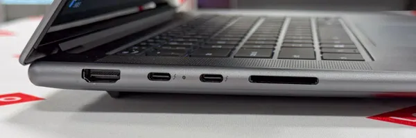 Yoga Pro 7i Gen 11 Aura Editionの左側面