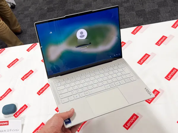 Yoga Slim 7i Ultra Gen 11 Aura Editionを片手で持っているところ