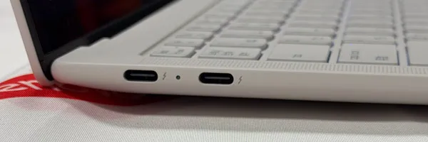 Yoga Slim 7i Ultra Gen 11 Aura Editionの左側面