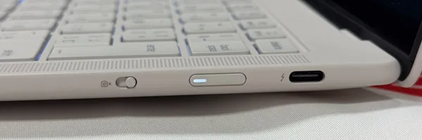 Yoga Slim 7i Ultra Gen 11 Aura Editionを片手で持っているところ