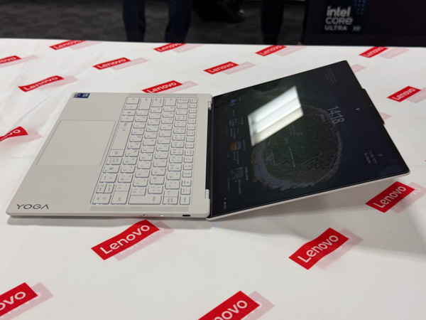 Yoga Slim 7i Ultra Gen 11 Aura Editionを片手で持っているところ