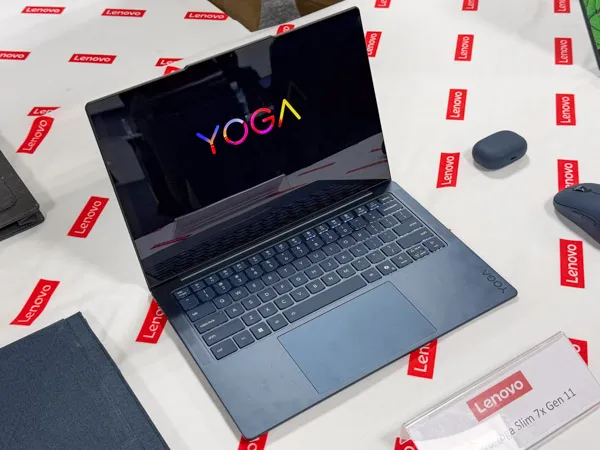 Yoga AIO i Gen 11 Aura Editionの正面