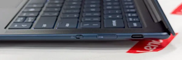 Yoga AIO i Gen 11 Aura Editionの右側面