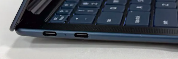 Yoga AIO i Gen 11 Aura Editionの左側面