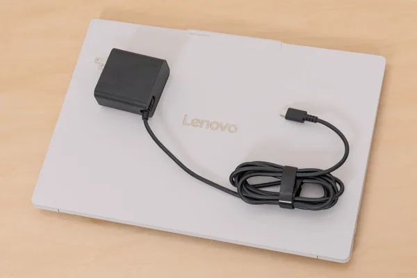 Lenovo Yoga Slim 7i Ultra Gen 11 Aura Edition(14型 Intel)のACアダプターとACケーブルの写真