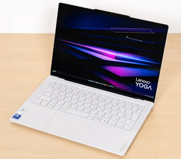 Lenovo Yoga Slim 7i Ultra Gen 11 Aura Edition(14型 Intel)の正面写真