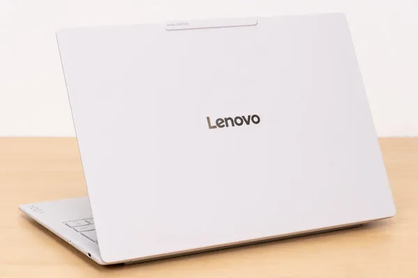 Lenovo Yoga Slim 7i Ultra Gen 11 Aura Edition(14型 Intel)の天板写真