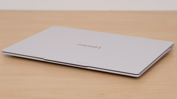 Lenovo Yoga Slim 7i Ultra Gen 11 Aura Edition(14型 Intel)の薄さの写真その2