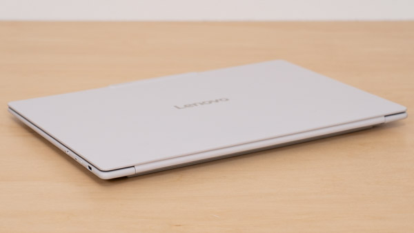 Lenovo Yoga Slim 7i Ultra Gen 11 Aura Edition(14型 Intel)の薄さの写真