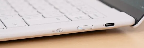 Lenovo Yoga Slim 7i Ultra Gen 11 Aura Edition(14型 Intel)の側面の写真