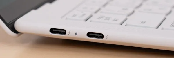 Lenovo Yoga Slim 7i Ultra Gen 11 Aura Edition(14型 Intel)の側面の写真その2