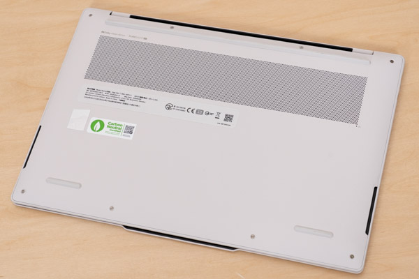 Lenovo Yoga Slim 7i Ultra Gen 11 Aura Edition(14型 Intel)の底面写真