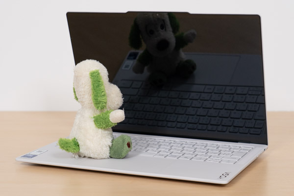 Lenovo Yoga Slim 7i Ultra Gen 11 Aura Edition(14型 Intel)の映り込み