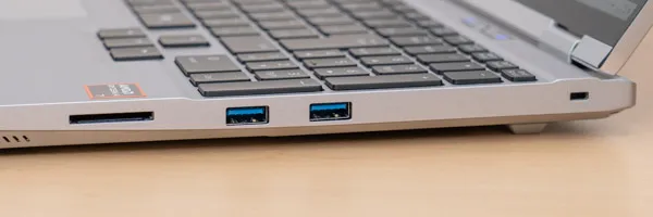 DAIV S5-A7G60SR-Aの側面の写真