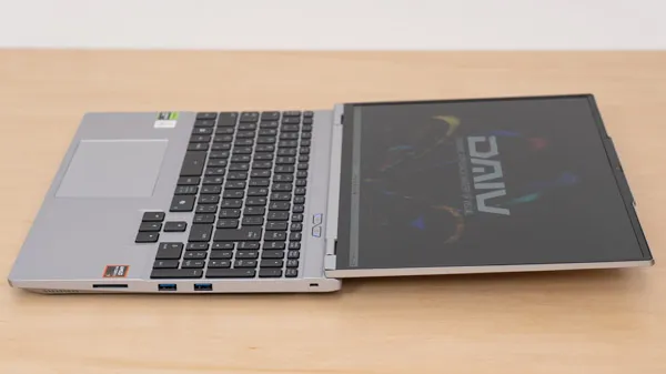DAIV S5-A7G60SR-Aのヒンジを最大まで開いたときの写真