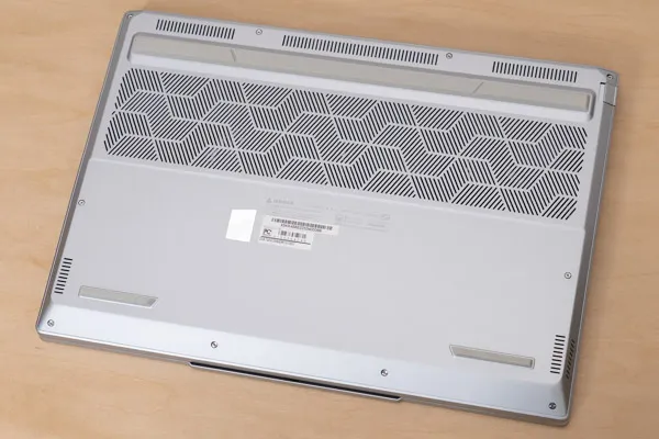 DAIV S5-A7G60SR-Aの底面写真