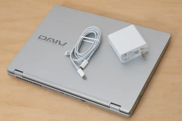DAIV Z4-A9A01SR-BのACアダプターとACケーブルの写真