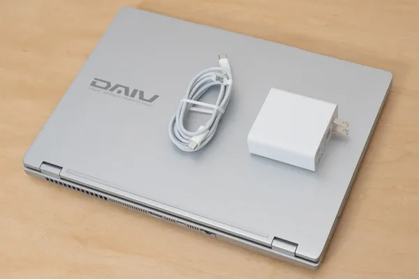 DAIV Z4-I7I01SR-BのACアダプターとACケーブルの写真