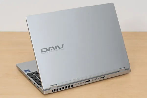 DAIV Z4-I7I01SR-Bの天板写
