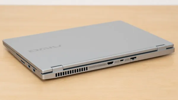 DAIV Z4-I7I01SR-Bの薄さの写真その2