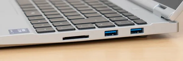 DAIV Z4-I7I01SR-Bの側面の写真