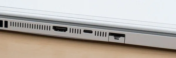 DAIV Z4-I7I01SR-Bの背面写真