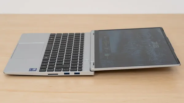 DAIV Z4-I7I01SR-Bのヒンジを最大まで開いたときの写真