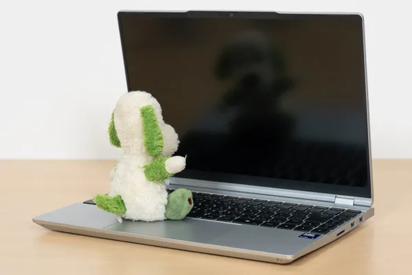 DAIV Z4-I7I01SR-Bの映り込み
