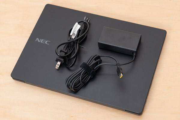LAVIE Direct N14 SlimのACアダプターとACケーブルの写真