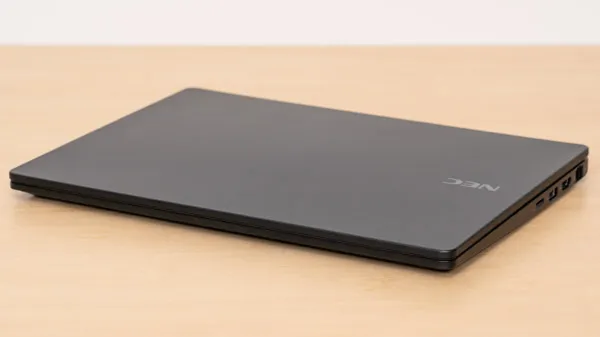 LAVIE Direct N14 Slimの薄さの写真その2