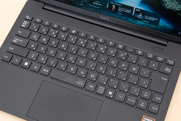 画面に触っている画像