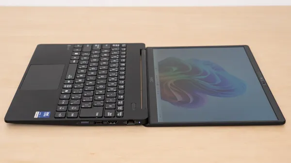 LAVIE Direct NEXTREMEのヒンジを最大まで開いたときの写真