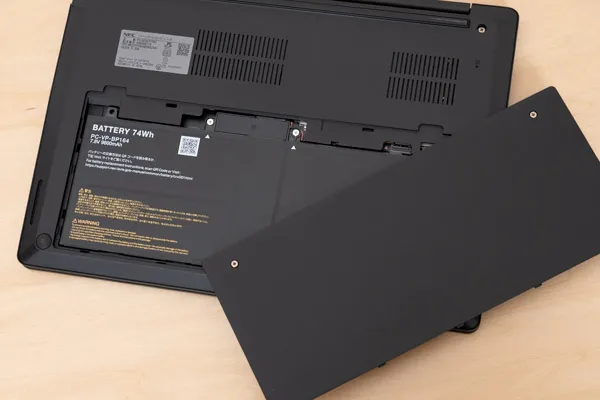 LAVIE Direct NEXTREMEの底面写真