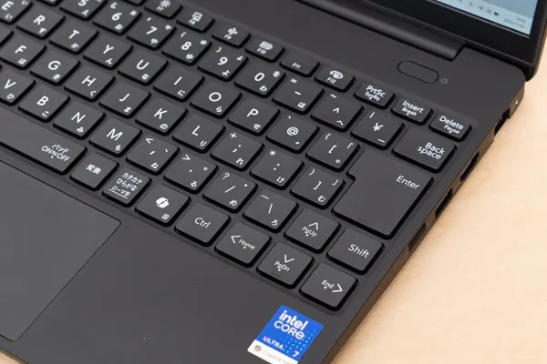 画面に触っている画像