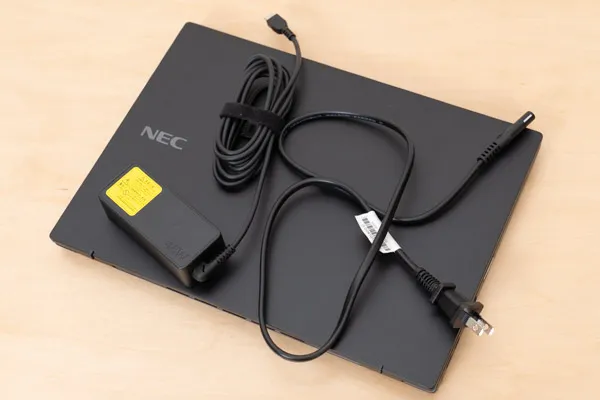 VersaPro J UltraLite タイプVNのACアダプターとACケーブルの写真