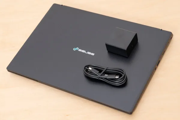 iiyama PC SENSE-14FHX31-UX7-URSXのACアダプターとACケーブルの写真