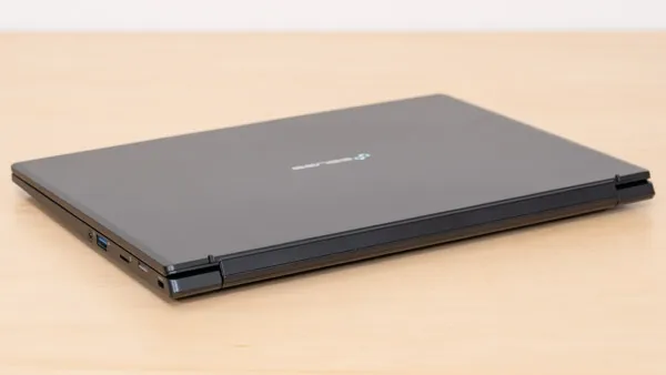 iiyama PC SENSE-14FHX31-UX7-URSXの薄さの写真