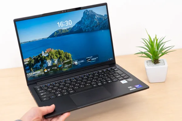 SENSE-14FHX31-UX7-URSXを手で持っているところ