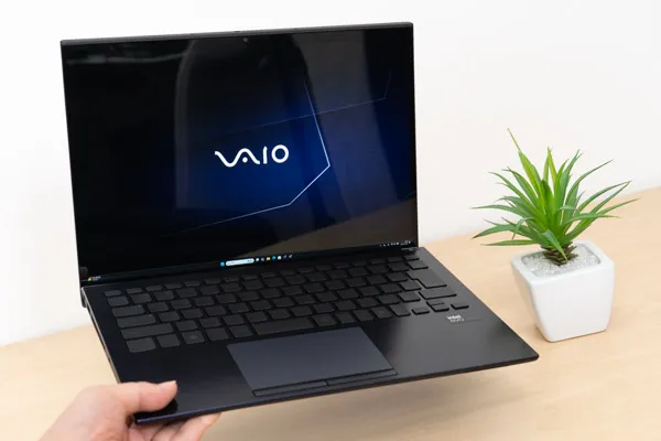 VAIO SX14-Rを持っている写真