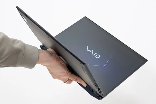 VAIO SX14-Rを片手で持っている写真